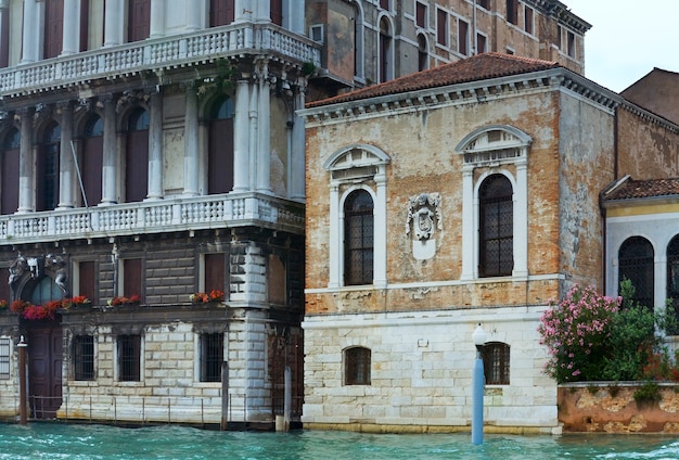 Bela vista do canal veneziano de verão, Veneza, Itália