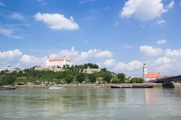 Bela vista do castelo de Bratislava nas margens do Danúbio, na cidade velha de Bratislava