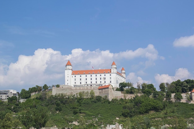 Foto bela vista do castelo de bratislava nas margens do danúbio, na cidade velha de bratislava