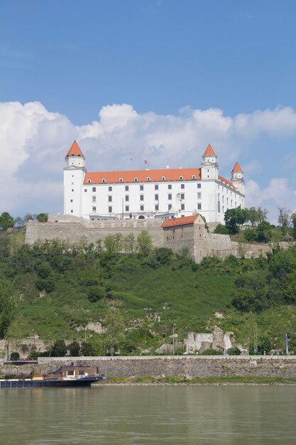 Foto bela vista do castelo de bratislava nas margens do danúbio, na cidade velha de bratislava