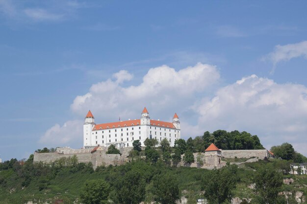 Bela vista do castelo de Bratislava nas margens do Danúbio, na cidade velha de Bratislava