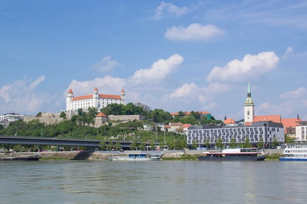 Bela vista do castelo de Bratislava nas margens do Danúbio, na cidade velha de Bratislava