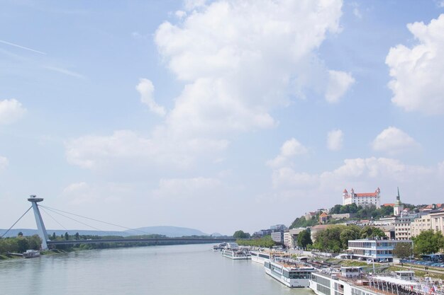 Bela vista do castelo de Bratislava nas margens do Danúbio, na cidade velha de Bratislava