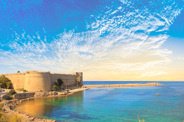 Bela vista do Castelo de Kyrenia em Kyrenia (Girne), Chipre do Norte