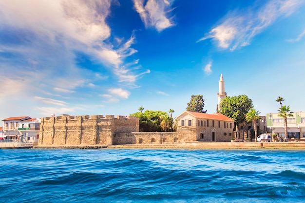 Bela vista do castelo de Larnaca, na ilha de Chipre