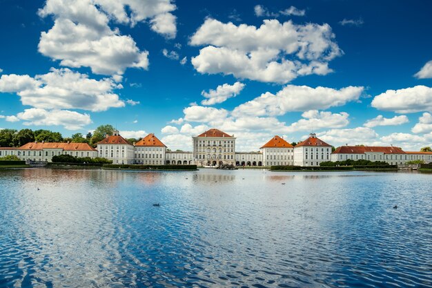 Bela vista do castelo em munique nymphenburg no verão