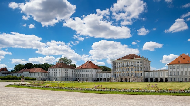 Bela vista do castelo em Munique nymphenburg no verão