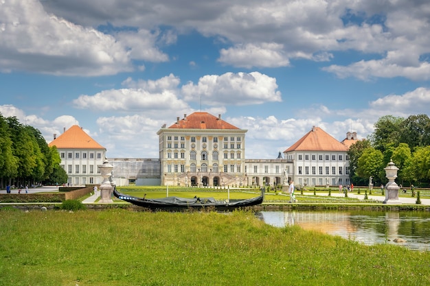 Bela vista do castelo em munique nymphenburg no verão