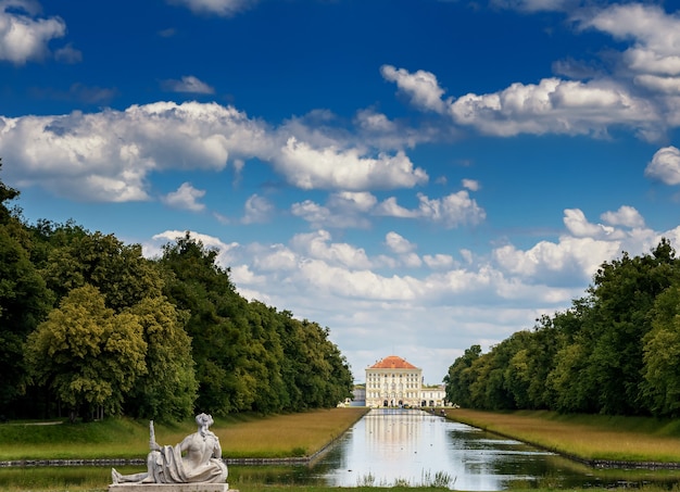 Bela vista do castelo em Munique nymphenburg no verão