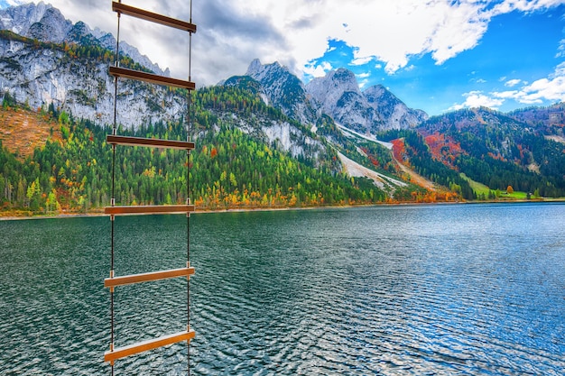 Foto bela vista do cenário de outono colorido idílico no lago gosausee, áustria