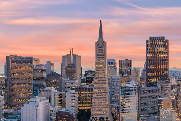 Bela vista do centro de negócios no centro de San Francisco ao pôr do sol.