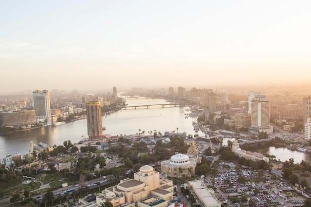 Bela vista do centro do Cairo e do edifício da Ópera da Torre do Cairo, no Cairo, Egito