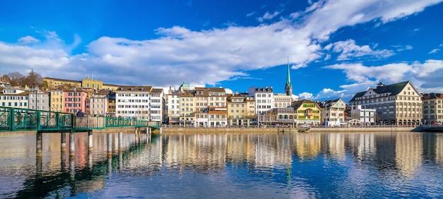 Bela vista do centro histórico da cidade de Zurique em um dia ensolarado com céu azul