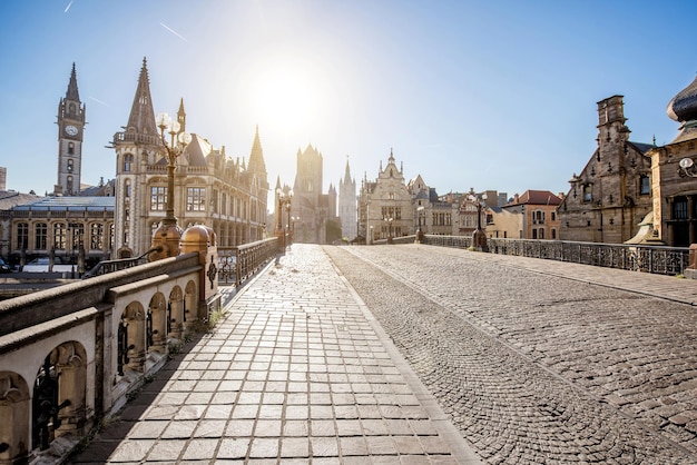 Bela vista do centro histórico da ponte de São Nicolau durante o nascer do sol na cidade de Gent, na Bélgica