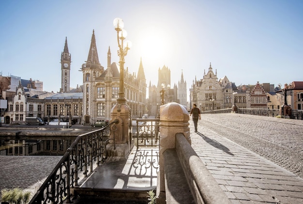 Bela vista do centro histórico da ponte de São Nicolau durante o nascer do sol na cidade de Gent, na Bélgica