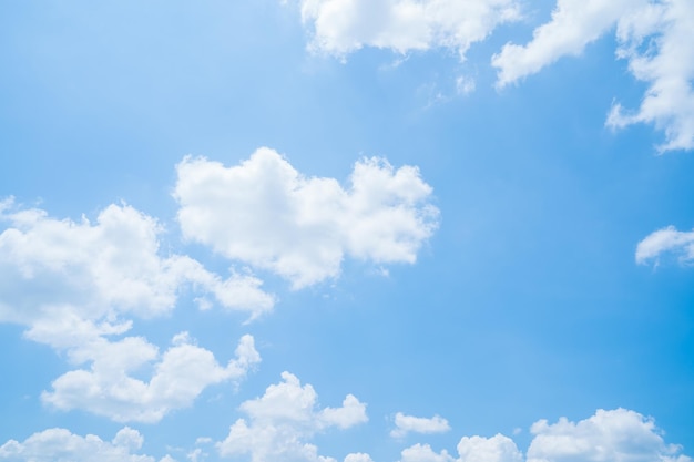 Bela vista do céu azul com nuvens ao nascer do sol Parcialmente nubladoVerão de nuvens de fundo Nuvem de verão Céu nuvem clara com pôr do sol Céu natural cinematográfico lindo fundo de textura amarela e branca