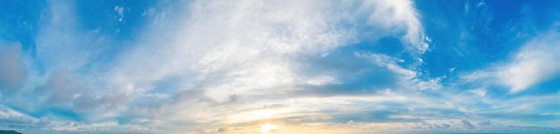 Bela vista do céu azul com nuvens ao nascer do sol parcialmente nubladoverão de nuvens de fundo nuvem de verão céu nuvem clara com pôr do sol céu natural cinematográfico lindo fundo de textura amarela e branca