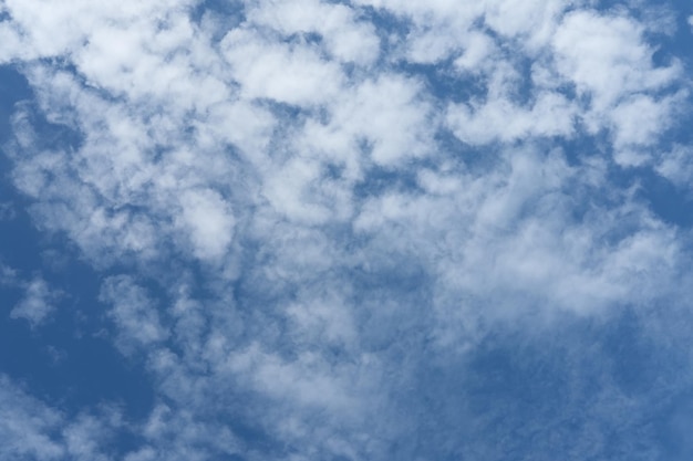 Bela vista do céu azul com nuvens brancas em um dia ensolarado