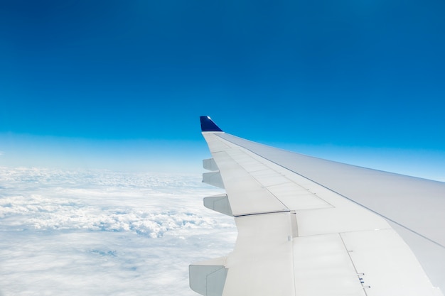 Bela vista do Cloudscape e asa de avião
