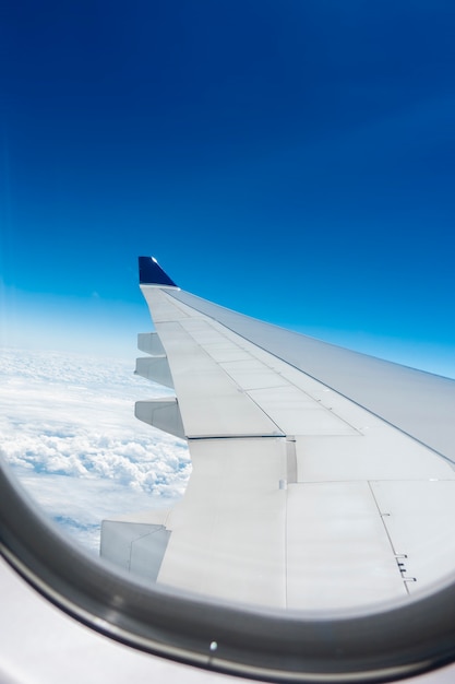 Foto bela vista do cloudscape e asa de avião