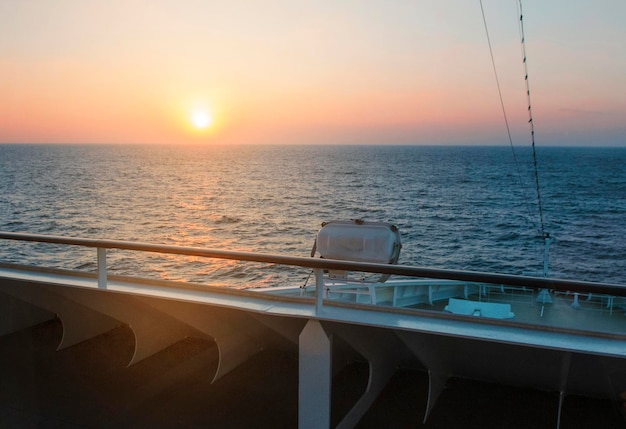 Bela vista do convés do navio de cruzeiro ao nascer do sol e do mar Mediterrâneo