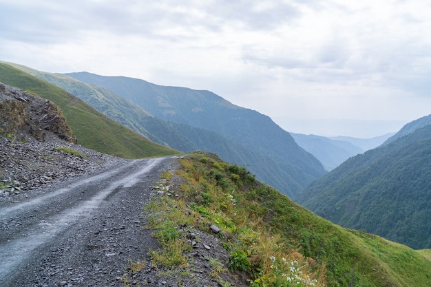 Bela vista do desfiladeiro de Abano em Tusheti, perigosa estrada de montanha na Geórgia e na Europa. Panorama
