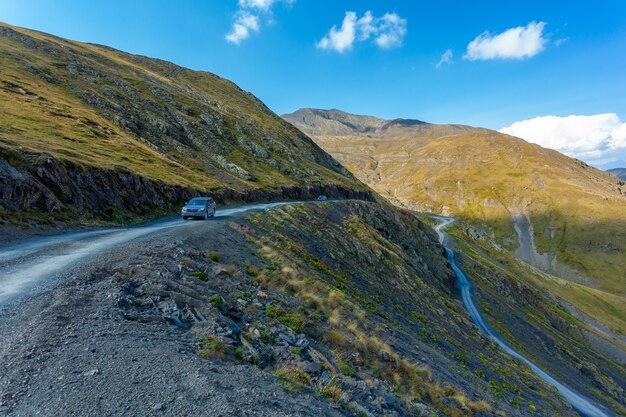 Bela vista do desfiladeiro de Abano em Tusheti, perigosa estrada de montanha na Geórgia e na Europa. Panorama