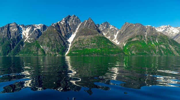 Bela vista do fiorde na noruega