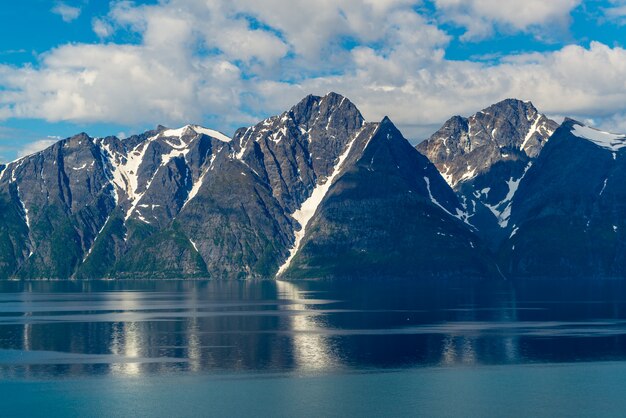 Bela vista do fiorde na noruega