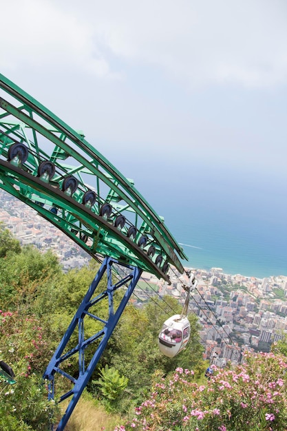 Bela vista do funicular na estância turística de Jounieh do Monte Harisa, Líbano