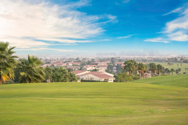 Bela vista do gramado verde em Sheikh Zayed, Egito