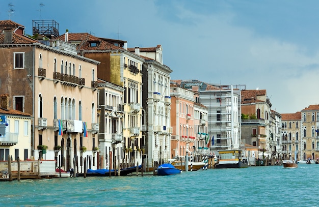 Bela vista do Grande canal veneziano de verão, Veneza, Itália