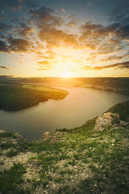 Foto bela vista do grande desfiladeiro com o rio curvo dentro ao pôr do sol