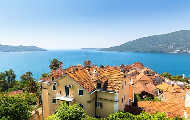 Bela vista do grande mar azul com edifícios de tijolos