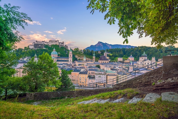 Bela vista do horizonte da cidade de Salzburgo no verão ao pôr do sol, Áustria