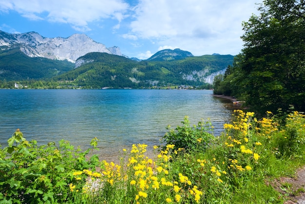 Bela vista do lago alpino Grundlsee no verão (Áustria)