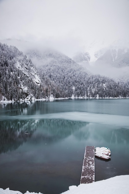 Bela vista do lago de inverno nas montanhas