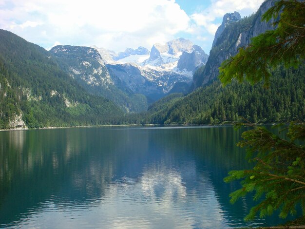 Bela vista do lago em um dia de verão na Áustria