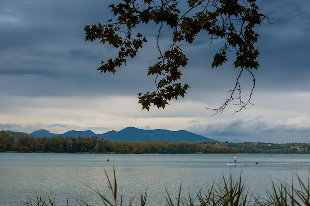 Bela vista do lago espanhol de Banyoles.