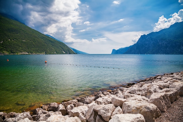 Bela vista do lago Garda da praia Torbole em um dia ensolarado, Trentino, Itália