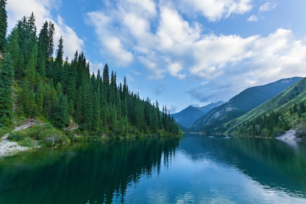 Bela vista do lago Kolsai, na alta montanha, no Cazaquistão, Ásia Central