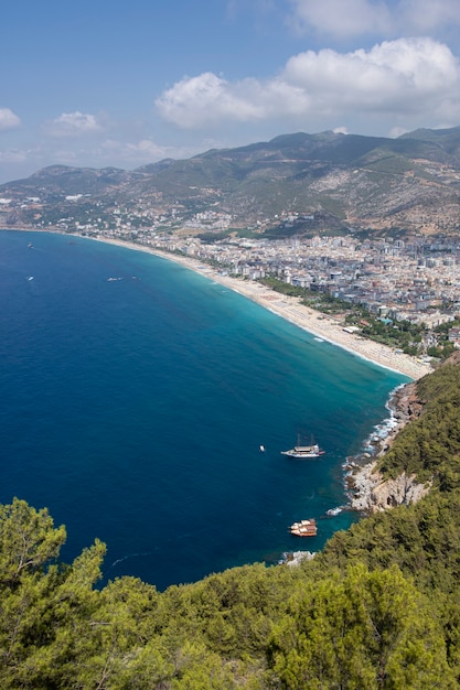 Bela vista do litoral de Alanya a partir da fortaleza Alanya Kalesi