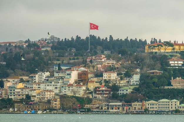 Bela vista do litoral do Bósforo e ponte em Istambul