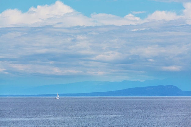 Bela vista do mar ao longo da costa do Pacífico da Colúmbia Britânica, Canadá, com litoral rochoso.