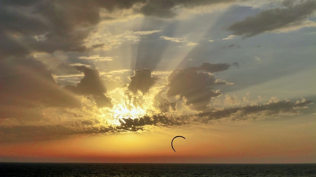 Foto bela vista do mar ao pôr do sol em tel aviv.