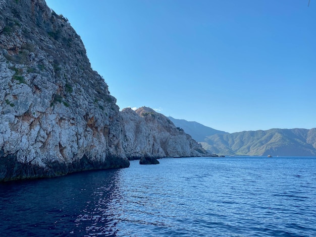 Bela vista do mar azul e altas montanhas rochosas em um país tropical turístico para férias