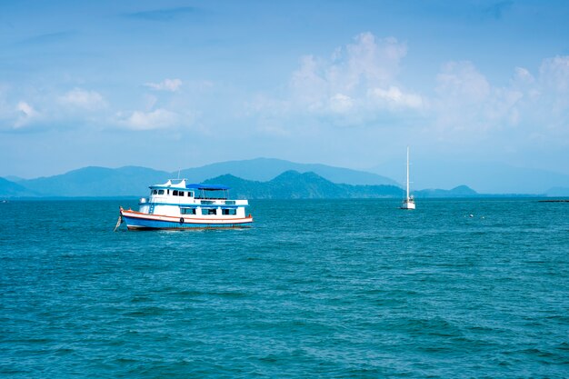 Foto bela vista do mar com barco contra o céu azul