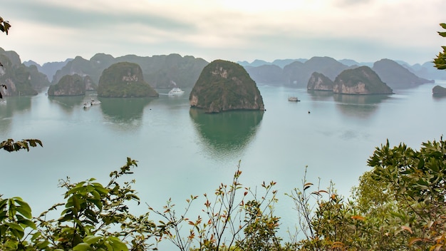 Bela vista do mar com barcos turísticos na Baía de Halong