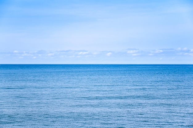 Foto bela vista do mar com céu e nuvem