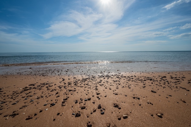 Bela vista do mar com horizonte infinito na cidade de kung wiman praia chanthaburi na tailândia.